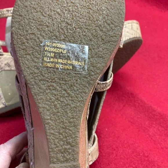 White Mountain Cream Wedge Shoes with Supportive Design - Picture 4 of 5